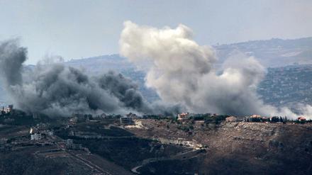 Rauch von schweren israelischen Luftangriffen steigt aus dem südlibanesischen Dorf Jabal al-Rihan auf. Über weite Teile des Südlibanon wurden heftige israelische Luftangriffe geflogen.