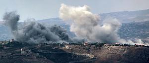 Rauch von schweren israelischen Luftangriffen steigt aus dem südlibanesischen Dorf Jabal al-Rihan auf. Über weite Teile des Südlibanon wurden heftige israelische Luftangriffe geflogen.