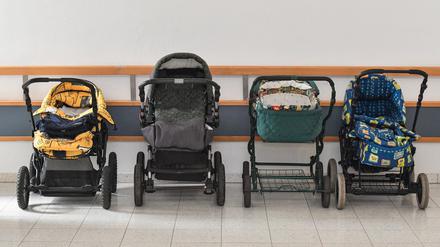 Vier Kinderwagen stehen am 22.02.2017 auf einem Flur in einem Krankenhaus in Lübben (Brandenburg). 