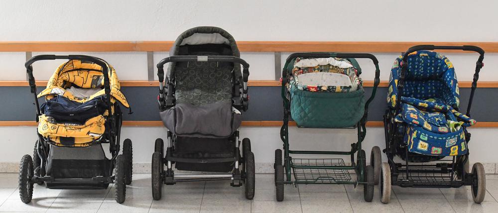 Vier Kinderwagen stehen am 22.02.2017 auf einem Flur in einem Krankenhaus in Lübben (Brandenburg).