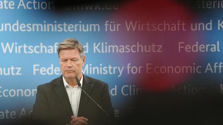 Ist Robert Habeck mehr Klimaschutz- als Wirtschaftsminister? Die Opposition kritisiert ihn schon lange.