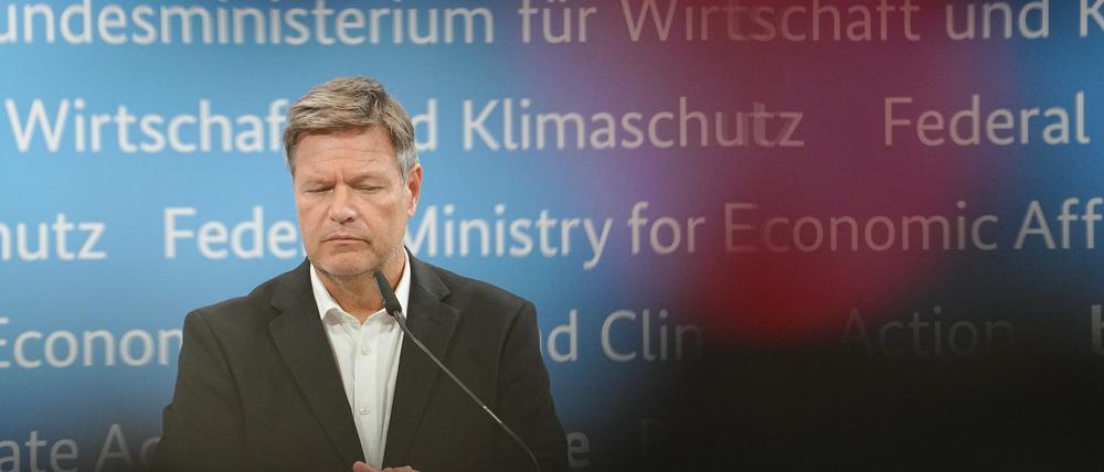 Ist Robert Habeck mehr Klimaschutz- als Wirtschaftsminister? Die Opposition kritisiert ihn schon lange.