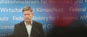 Ist Robert Habeck mehr Klimaschutz- als Wirtschaftsminister? Die Opposition kritisiert ihn schon lange.
