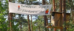Das Protestcamp an der Tesla-Fabrik in Grünheide wurde von der Polizeipräsenz am Morgen überrascht. (Archivbild)