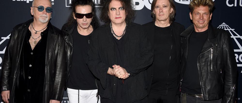 Die Rockband The Cure gibt im Netz Hinweise auf eine neue Single und ein neues Album. (Archivbild)