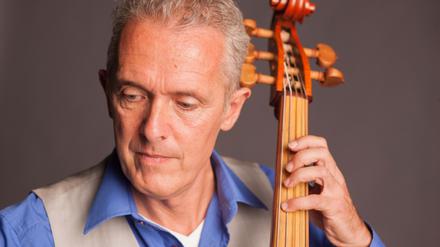 Clemens Goldberg ist Musikwissenschaftler und Konzertkritiker, Radiomoderator und Cellist. 