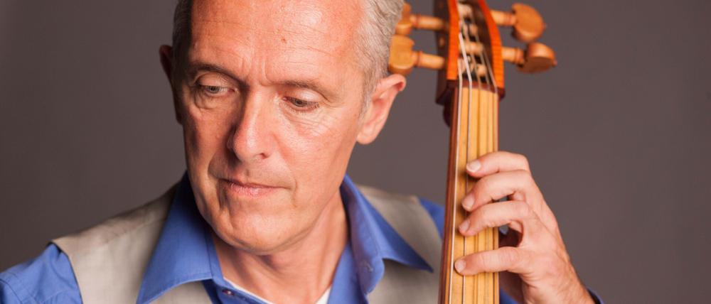 Clemens Goldberg ist Musikwissenschaftler und Konzertkritiker, Radiomoderator und Cellist.