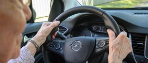 Sollte es neue Regeln für ältere Lenker geben? Eine Mehrheit ist dafür. (Archivbild)