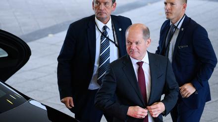 Bundeskanzler Olaf Scholz (SPD) in Begleitung von Personenschützern des Bundeskriminalamts (BKA)