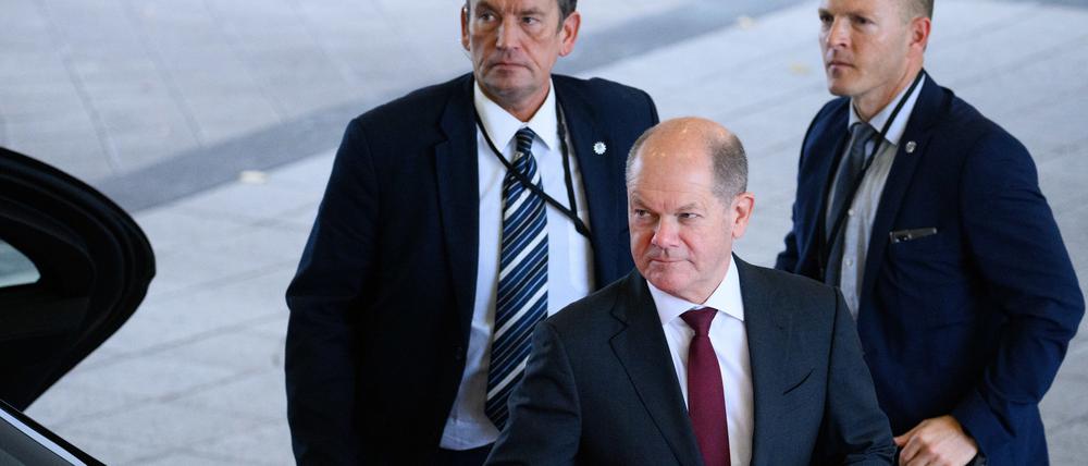 Bundeskanzler Olaf Scholz (SPD) in Begleitung von Personenschützern des Bundeskriminalamts (BKA)