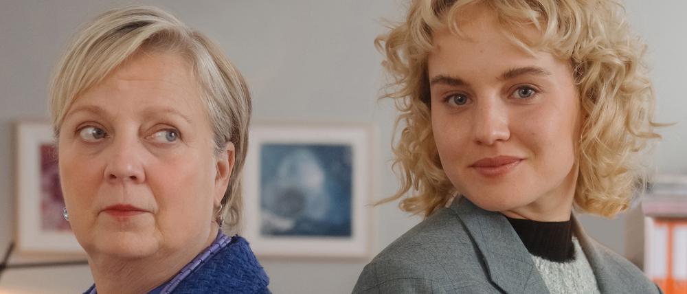 Dr. Talia Jahnka (Gabriela Maria Schmeide, links) ist die letzte Geschäftspartnerin des Kanzleigründers Robert Liebling. Als Lieblings Enkelin und Anteilserbin Lisa (Luise von Finckh) auftaucht, um in die Kanzlei einzusteigen, zeigt sich Talia wenig begeistert.