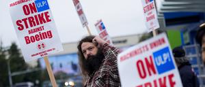 Everett: Jacob Bustad, ein Maschinenschlosser, der seit 14 Jahren für Boeing arbeitet, streckt bei einem Streik den vorbeifahrenden Autofahrern die Faust entgegen.