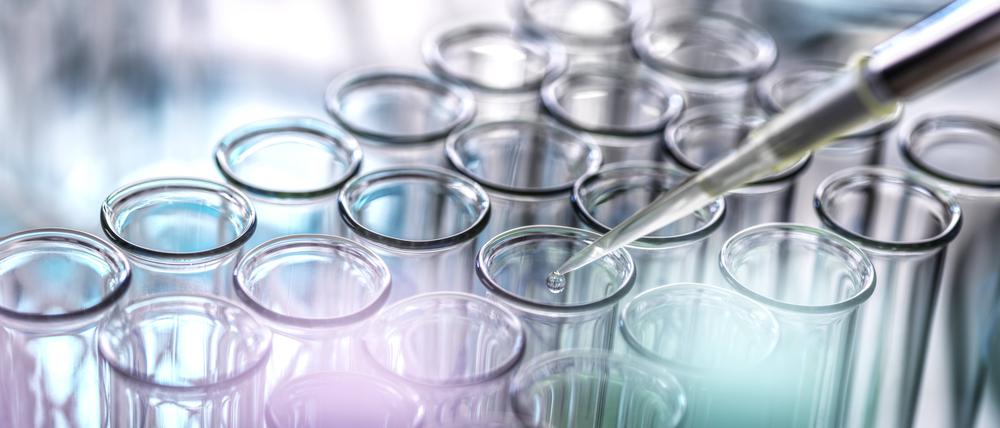 Eine Pipette über einer Vielzahl von Reagenzgläsern.