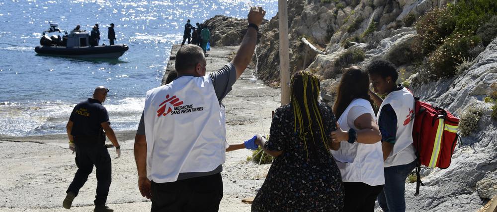 Mitglieder von Ärzte ohne Grenzen helfen einer schwangeren Frau, die überlebt hat, nachdem ein Boot mit Migranten vor der Küste der ostgriechischen Insel Samos in Seenot geraten war.