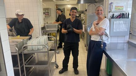 HIer wird selbst gekocht! Küchenchef James Chan und  Geschäftsführerin Esther Knoblich in der Freien Waldorfschule am Prenzlauer Berg