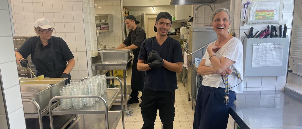 HIer wird selbst gekocht! Küchenchef James Chan und  Geschäftsführerin Esther Knoblich in der Freien Waldorfschule am Prenzlauer Berg