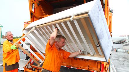 Lutz Paelchen, BSR-Sperrmüllentsorger und ehrenamtlicher Rückentrainer; fotografiert beim rückenschonenden Entladen auf dem BSR Recyclinghof, Gradestraße 81 in Berlin–Neukölln. Foto: Thilo Rückeis