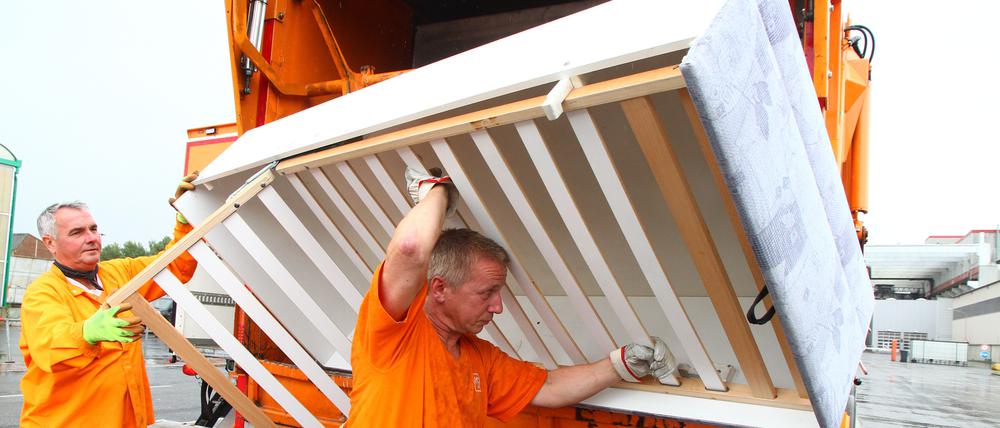 Lutz Paelchen, BSR-Sperrmüllentsorger und ehrenamtlicher Rückentrainer; fotografiert beim rückenschonenden Entladen auf dem BSR Recyclinghof, Gradestraße 81 in Berlin–Neukölln. Foto: Thilo Rückeis