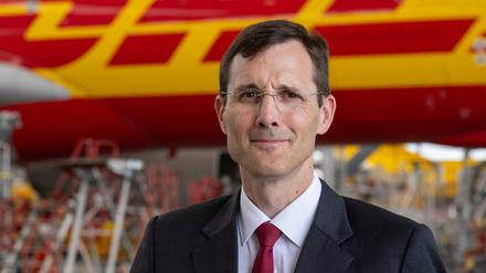 Tobias Meyer, Vorstandsvorsitzender von DHL, steht im Frachtzentrum am Flughafen Leipzig/Halle vor einem Airbus A330. 