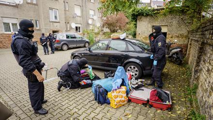 Polizisten durchsuchen die Habseligkeiten von Menschen, die in Verdacht stehen, keinen gültigen Aufenthaltstitel für Deutschland zu haben bei einer Razzia der Bundespolizei wegen Schleuserkriminalität. 