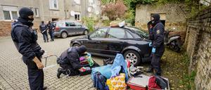 Polizisten durchsuchen die Habseligkeiten von Menschen, die in Verdacht stehen, keinen gültigen Aufenthaltstitel für Deutschland zu haben bei einer Razzia der Bundespolizei wegen Schleuserkriminalität. 