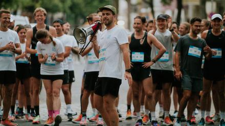 Henrik Niehus vom Run Pack Berlin vor seiner Crew bei einem Event in Neukölln. 