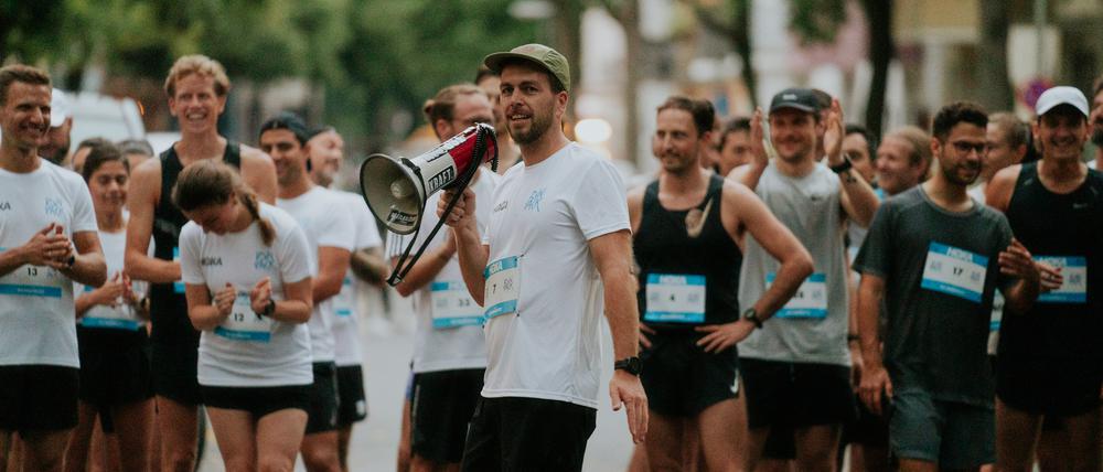 Henrik Niehus vom Run Pack Berlin vor seiner Crew bei einem Event in Neukölln. 