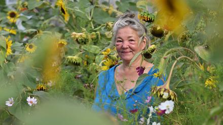 Anwohnerin Caroline Weihrauch im Wildblumenbeet an der Leonardo-da-Vinci-Straße.