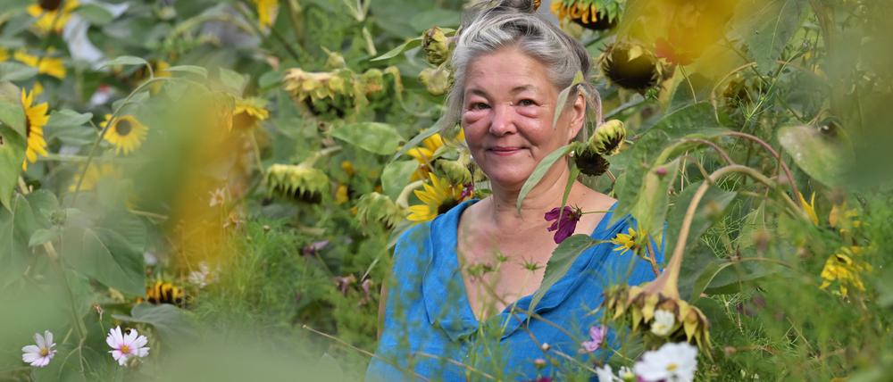Anwohnerin Caroline Weihrauch im Wildblumenbeet an der Leonardo-da-Vinci-Straße.