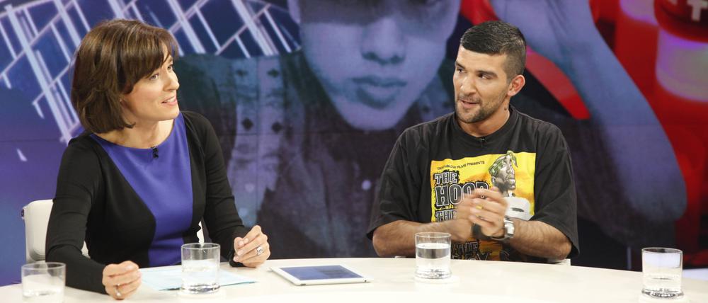 Maybrit Illner (Moderation) mit Caglar Budakli (alias Challa, ehemaliger Intensivtäter, heute Rapper, arbeitet mit Jugendlichen in Berlin-Kreuzberg)) in der Talk-Show maybrit illner am 01.11.2012 in Berlin.