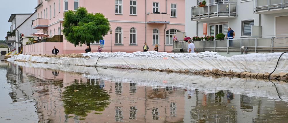 Erste Straßen sind in Eisenhüttenstadt überflutet. Die Stadt muss sich auf weiter steigende Wasserstände einstellen.