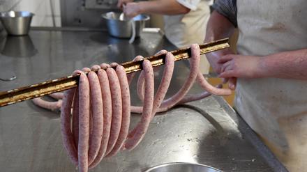 Wurst wird in einer Fleischerei in Mecklenburg-Vorpommern hergestellt. 