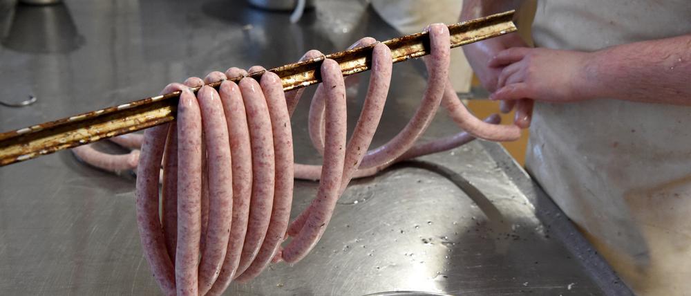 Wurst wird in einer Fleischerei in Mecklenburg-Vorpommern hergestellt.