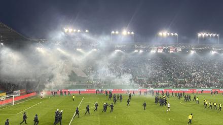 Schwere Ausschreitungen beim Wiener Stadtderby.