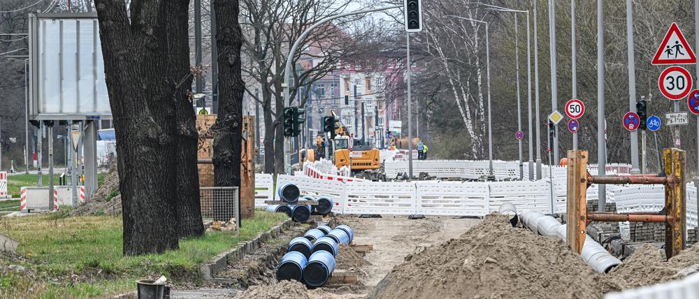 Die Treskowallee ist an vielen Stellen für aufgerissen.