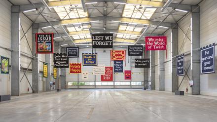 Der Brite Jeremy Deller erinnert mit seinen Bannern an die Zeiten des Arbeitskampfs und der Streiks im ehemaligen Reparaturwerk der französischen Bahn.