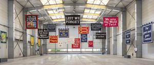 Der Brite Jeremy Deller erinnert mit seinen Bannern an die Zeiten des Arbeitskampfs und der Streiks im ehemaligen Reparaturwerk der französischen Bahn.