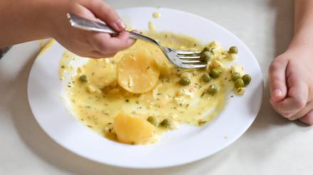 ARCHIV - 07.08.2019, Berlin: Schüler beim Mittagessen in der Mensa einer Berliner Grundschule. (zu dpa: «Für kostenloses Schulessen - Bündnis übergibt Unterschriften») Foto: Jens Kalaene/dpa-Zentralbild/dpa +++ dpa-Bildfunk +++