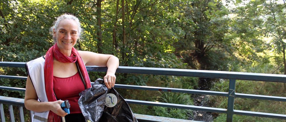 Die ehrenamtliche „Müllqueen“ Manja Jacob aus Marzahn-Hellersdorf organisiert Putzaktionen im Wuhletal.
