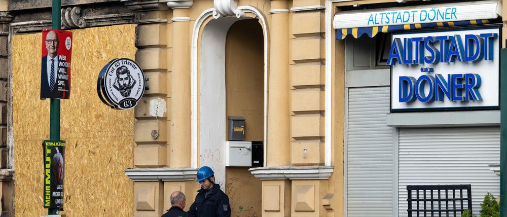 Noch immer ist die Polizei im Einsatz an einem ausgebrannten Haus in Eberswalde. Bei dem Feuer vor etwa eineinhalb Wochen kamen eine Mutter und ihr vierjähriger Sohn ums Leben.