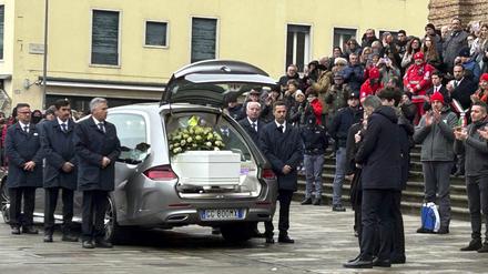 Vor einer Kirche in Padua nehmen Menschen Abschied von der 22-jährigen Giulia Cecchettin, die von ihrem Ex-Freund umgebracht wurde. 