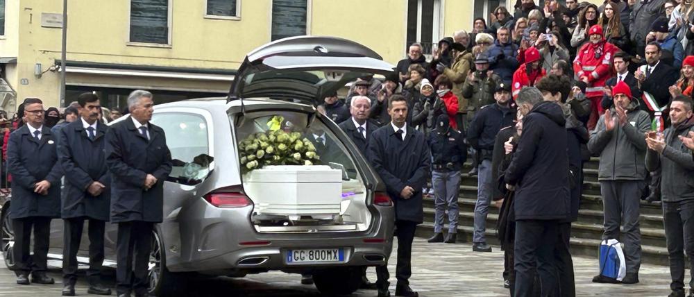 Vor einer Kirche in Padua nehmen Menschen Abschied von der 22-jährigen Giulia Cecchettin, die von ihrem Ex-Freund umgebracht wurde.