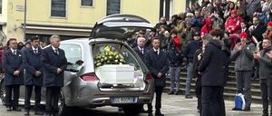 Vor einer Kirche in Padua nehmen Menschen Abschied von der 22-jährigen Giulia Cecchettin, die von ihrem Ex-Freund umgebracht wurde. 