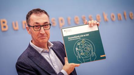 Cem Özdemir, Bundesminister für Ernährung und Landwirtschaft, stellt den Ernährungsreport 2024 auf einer Pressekonferenz vor. 