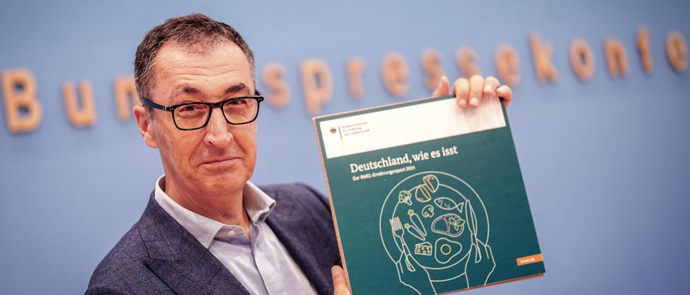 Cem Özdemir, Bundesminister für Ernährung und Landwirtschaft, stellt den Ernährungsreport 2024 auf einer Pressekonferenz vor.