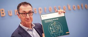 Cem Özdemir, Bundesminister für Ernährung und Landwirtschaft, stellt den Ernährungsreport 2024 auf einer Pressekonferenz vor. 