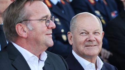 Laut einer Umfrage will eine große Mehrheit der Bundesbürger, dass Kanzler Scholz (rechts) zugunsten seines Verteidigungsministers Pistorius (links) auf eine erneute Kanzlerkandidatur verzichtet. (Archivbild)
