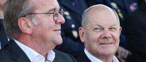 Laut einer Umfrage will eine große Mehrheit der Bundesbürger, dass Kanzler Scholz (rechts) zugunsten seines Verteidigungsministers Pistorius (links) auf eine erneute Kanzlerkandidatur verzichtet. (Archivbild)