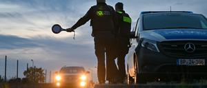 Beamte der Bundespolizei stoppen am frühen Morgen an der deutsch-polnischen Grenze in Forst (Lausitz) einen Pkw bei der Einreise. 