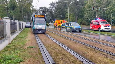 Der Tesla wurde zwischen der Tram und einer Mauer eingequetscht.